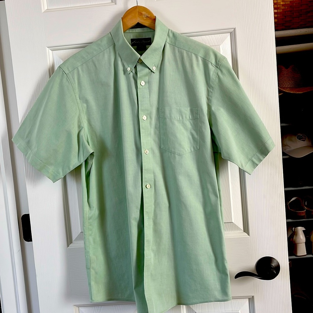 Eddie Bauer size M relaxed fit Wrinkle Resistant light green, never worn nwt